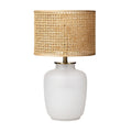 **Lampe de table en céramique blanche avec abat-jour en osier**